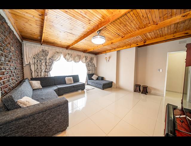 4 BEDROOM FREESTANDING FOR SALE IN FARRARMERE